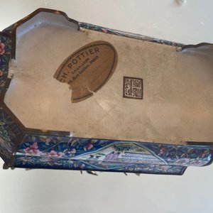 Une paire de grandes jardinières en émaux de Canton aux arbres en jade et pierres dures, Chine, 19ème — photo 6