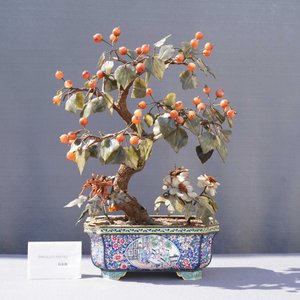 Une paire de grandes jardinières en émaux de Canton aux arbres en jade et pierres dures, Chine, 19ème — photo 8