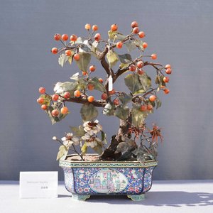 Une paire de grandes jardinières en émaux de Canton aux arbres en jade et pierres dures, Chine, 19ème — photo 10