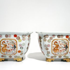 Une paire de grandes jardinières en porcelaine de Chine famille rose, 20ème — photo 3