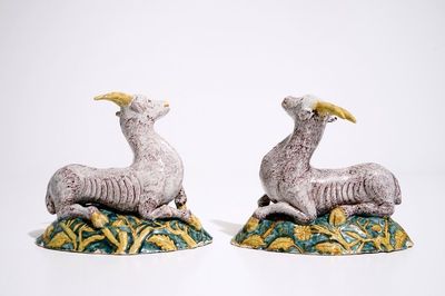 Une paire de grandes modèles de chèvres en faïence de Delft polychrome, 18ème