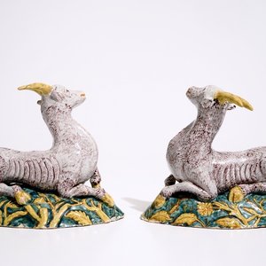 Une paire de grandes modèles de chèvres en faïence de Delft polychrome, 18ème — photo 1