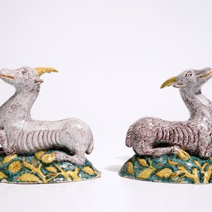 Une paire de grandes modèles de chèvres en faïence de Delft polychrome, 18ème — photo 3