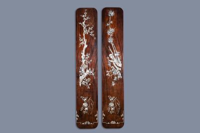 Une paire de grandes plaques en bois incrusté de nacre, Vietnam, 19ème
