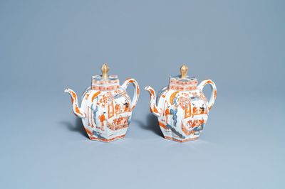 Une paire de grandes théières couvertes en porcelaine de Chine de style Imari, Kangxi