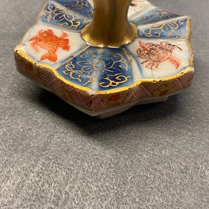 Une paire de grandes théières couvertes en porcelaine de Chine de style Imari, Kangxi — photo 14