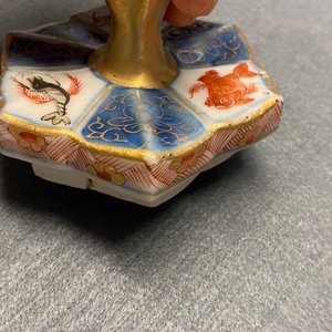 Une paire de grandes théières couvertes en porcelaine de Chine de style Imari, Kangxi — photo 17
