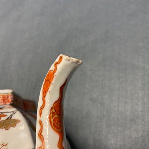 Une paire de grandes théières couvertes en porcelaine de Chine de style Imari, Kangxi — photo 31