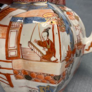 Une paire de grandes théières couvertes en porcelaine de Chine de style Imari, Kangxi — photo 32