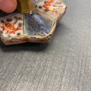 Une paire de grandes théières couvertes en porcelaine de Chine de style Imari, Kangxi — photo 40