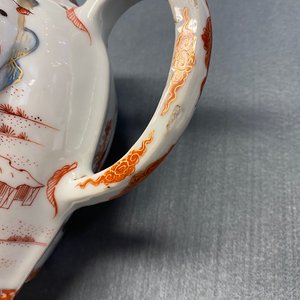 Une paire de grandes théières couvertes en porcelaine de Chine de style Imari, Kangxi — photo 44