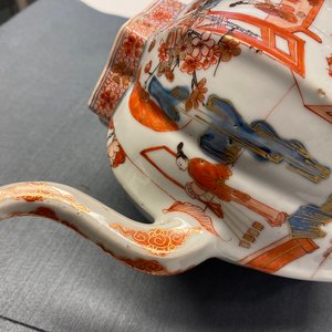 Une paire de grandes théières couvertes en porcelaine de Chine de style Imari, Kangxi — photo 47
