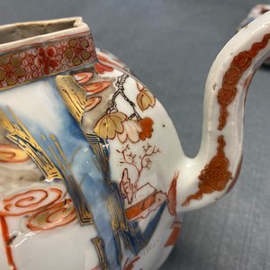 Une paire de grandes théières couvertes en porcelaine de Chine de style Imari, Kangxi — photo 52