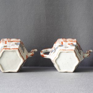 Une paire de grandes théières couvertes en porcelaine de Chine de style Imari, Kangxi — photo 10