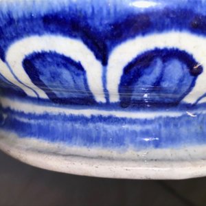 Une paire de grands albarellos à décor "A foglie" en majolique d'Anvers en bleu et blanc, 16ème — photo 7