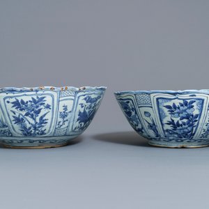 Une paire de grands bols en porcelaine de Chine bleu et blanc de type kraak, Wanli — photo 2