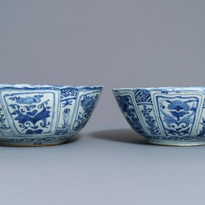 Une paire de grands bols en porcelaine de Chine bleu et blanc de type kraak, Wanli — photo 4