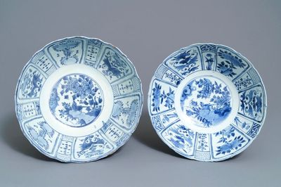 Une paire de grands bols en porcelaine de Chine bleu et blanc de type kraak, Wanli