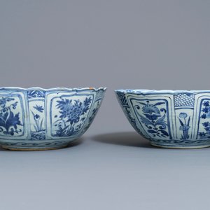 Une paire de grands bols en porcelaine de Chine bleu et blanc de type kraak, Wanli — photo 5
