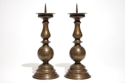 Une paire de grands bougeoirs en bronze, Flandres, 17ème