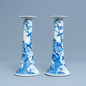 Une paire de grands bougeoirs en porcelaine de Chine en bleu et blanc, 19ème — photo 1