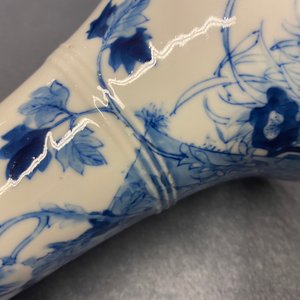 Une paire de grands bougeoirs en porcelaine de Chine en bleu et blanc, 19ème — photo 8