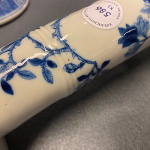 Une paire de grands bougeoirs en porcelaine de Chine en bleu et blanc, 19ème — photo 10