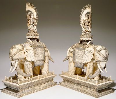 Une paire de grands groupes de Guanyin assise sur un éléphant en ivoire sculpté, 19ème