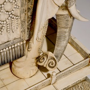 Une paire de grands groupes de Guanyin assise sur un éléphant en ivoire sculpté, 19ème — photo 15