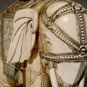 Une paire de grands groupes de Guanyin assise sur un éléphant en ivoire sculpté, 19ème — photo 16