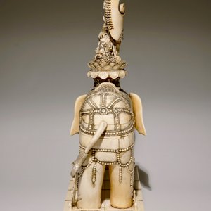 Une paire de grands groupes de Guanyin assise sur un éléphant en ivoire sculpté, 19ème — photo 5