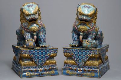 Une paire de grands lions bouddhistes en émaux cloisonnés, Chine, 19/20ème