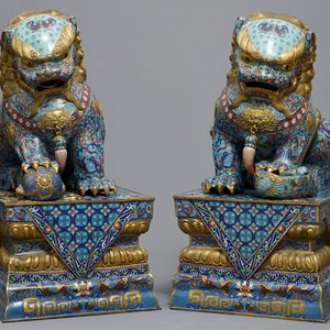 Une paire de grands lions bouddhistes en émaux cloisonnés, Chine, 19/20ème — photo 1