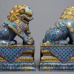 Une paire de grands lions bouddhistes en émaux cloisonnés, Chine, 19/20ème — photo 2