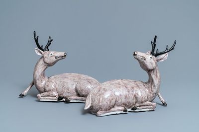 Une paire de grands modèles de cerfs en porcelaine de Chine aubergine monochrome, 18/19ème