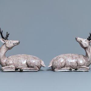 Une paire de grands modèles de cerfs en porcelaine de Chine aubergine monochrome, 18/19ème — photo 2