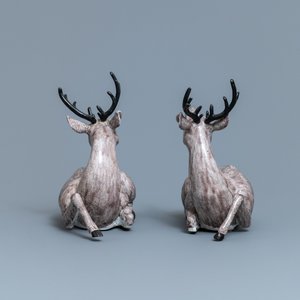 Une paire de grands modèles de cerfs en porcelaine de Chine aubergine monochrome, 18/19ème — photo 3