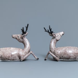 Une paire de grands modèles de cerfs en porcelaine de Chine aubergine monochrome, 18/19ème — photo 4