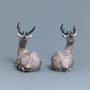 Une paire de grands modèles de cerfs en porcelaine de Chine aubergine monochrome, 18/19ème — photo 5