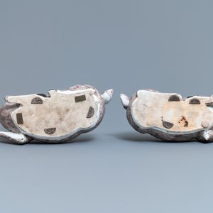 Une paire de grands modèles de cerfs en porcelaine de Chine aubergine monochrome, 18/19ème — photo 6