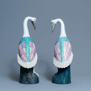 Une paire de grands modèles de grues en porcelaine de Chine famille rose, 20ème — photo 5
