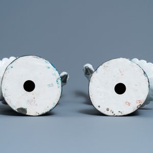 Une paire de grands modèles de grues en porcelaine de Chine famille rose, 20ème — photo 7
