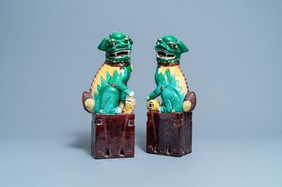 Une paire de grands modèles de lions bouddhistes en biscuit émaillé sancai, 19/20ème