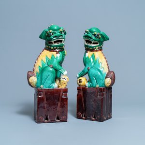Une paire de grands modèles de lions bouddhistes en biscuit émaillé sancai, 19/20ème — photo 1