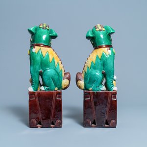 Une paire de grands modèles de lions bouddhistes en biscuit émaillé sancai, 19/20ème — photo 4