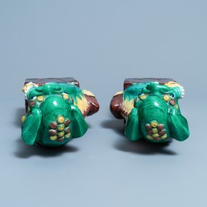 Une paire de grands modèles de lions bouddhistes en biscuit émaillé sancai, 19/20ème — photo 6