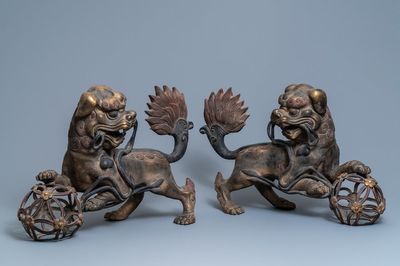 Une paire de grands modèles de lions bouddhistes en bronze doré et laqué, Chine, 19ème
