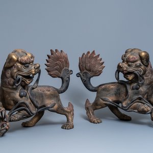Une paire de grands modèles de lions bouddhistes en bronze doré et laqué, Chine, 19ème — photo 1
