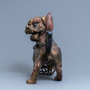 Une paire de grands modèles de lions bouddhistes en bronze doré et laqué, Chine, 19ème — photo 11
