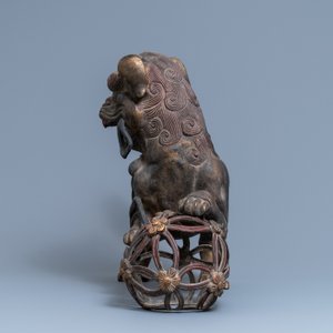 Une paire de grands modèles de lions bouddhistes en bronze doré et laqué, Chine, 19ème — photo 4